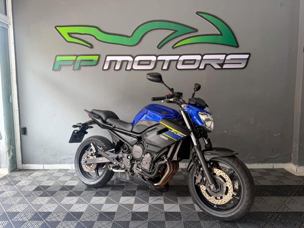 Yamaha XJ6 N ABS cinza